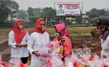 Persit Koorcabrem 082 Bagikan Sembako dan 500 Masker di Desa Temon Trowulan