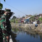 Sungai Desa Banjaragung Bebas Sampah setelah Karya Bakti Korem 082/CPYJ