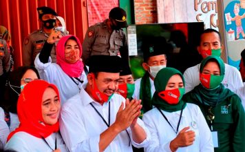 Pasangan Pungkasiadi-Titik Masudah yang diusung PDIP, PKB dan PBB mendaftar ke KPU di hari akhir pendaftaran bakal calon Bupati-Wakil Bupati Mojokerto