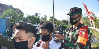 Danrem 082/CPYJ Bagikan Masker Depan Koramil 0811/20 Tuban