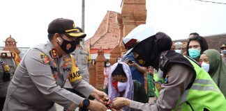 Libur Panjang, Polres Mojokerto Bagikan Sembako
