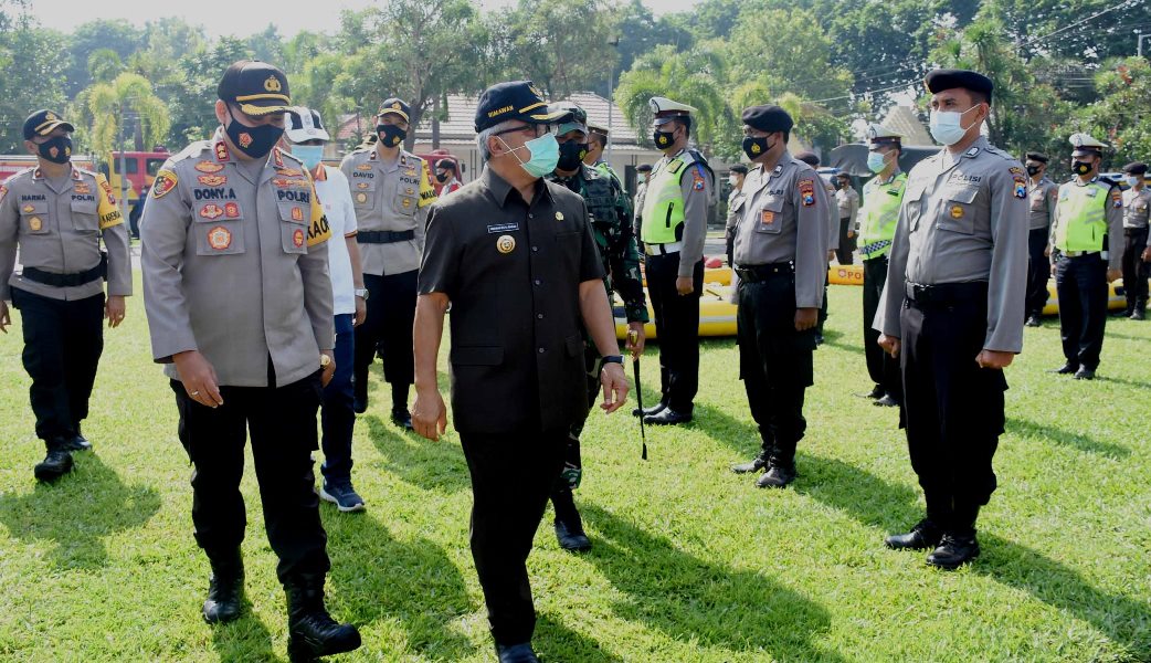 Menghadapi perubahan cuaca dari kemarau ke penghujan, jajaran Forkopimda dalam hal ini Pjs Bupati Mojokerto Himawan Estu Bagijo, Dandim 0815 Letkol Inf Dwi Mawan Sutanto serta Kapolres Mojokerto AKBP Dony Alexander, melaksanakan apel bersama