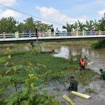 Danrem 082/CPYJ Pimpin Langsung Karya Bakti Bersih-Bersih Sungai Bendo