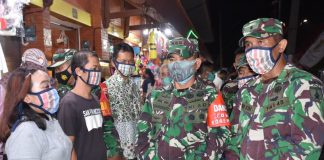 Danrem 082/CPYJ Bagikan Ribuan Masker