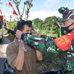 Danrem 082/CPYJ Bagikan Masker di Bojonegoro