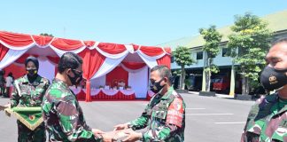 Pangdam Serahkan Penghargaan IKPA dan Satker Terbaik ke Danrem 082/CPYJ