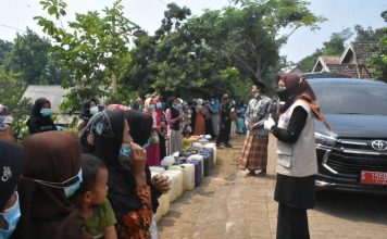 Bupati Ikfina Distribusikan Air Bersih dan Sembako di Kunjorowesi