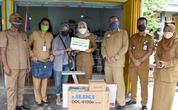 Enam Warga di Mojoanyar Terima Bantuan Peralatan Usaha