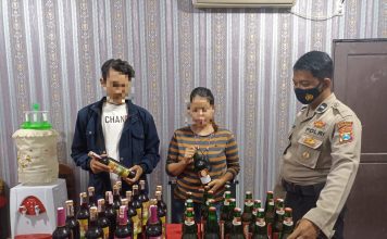 Sepasang Kekasih Jual Miras Ilegal Terciduk Polisi Menyamar Pembeli