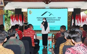 Bupati Ikfina Paparkan Pentingnya Pemberdayaan Masyarakat ke Peserta Pelatihan RT-RW