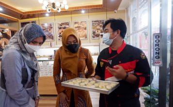 Bupati Ikfina Resmikan Grand Opening Papa Cookies di Mojokerto