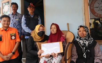 Bupati Ikfina Serahkan Bantuan Bedah Rumah dari Relawan Welirang Community kepada Warga Kutorejo