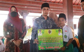 Bupati Ikfina Serahkan Beasiswa 300 Juta ke 57 Pelajar dan Mahasiswa Hafal Al Qur’an Penyerahan Bantuan beasiswa