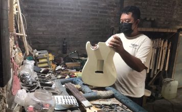 Berawal dari Hobi, Warga Pungging Sukses Usaha Produksi Gitar Beromset Puluhan Juta Sebulan