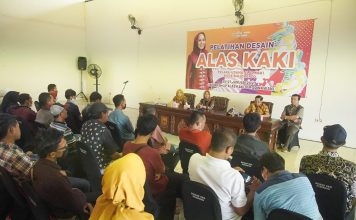Diskopukmperindag Kota Mojokerto Beri Pelatihan Desain Alas Kaki untuk Pelaku IKM