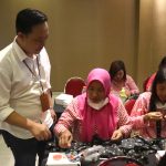 Kepala Cabang PT PNM Mojokerto, Danang Setya Budi melihat pelatihan menjahit di Lynn Hotel, Jumat 17 Maret 2023.