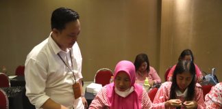 Kepala Cabang PT PNM Mojokerto, Danang Setya Budi melihat pelatihan menjahit di Lynn Hotel, Jumat 17 Maret 2023.