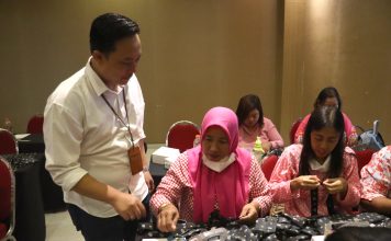 Kepala Cabang PT PNM Mojokerto, Danang Setya Budi melihat pelatihan menjahit di Lynn Hotel, Jumat 17 Maret 2023.
