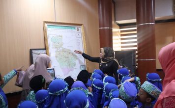Siswa RA Trowulan Belajar Leadership dari Bupati Ikfina