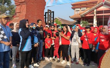 Bupati Ikfina Berangkatkan Peserta Jalan Santai Kecamatan Mojoanyar