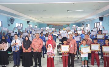 Pemkab Mojokerto Serahkan Beasiswa Prestasi ke 129 Siswa SD dan 99 Pelajar SMP