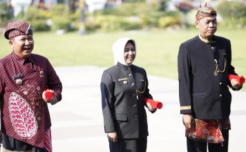 Hari Jadi ke-78 Jatim, Ning Ita Terima Penghargaan Lencana Jer Basuki Mawa Beya