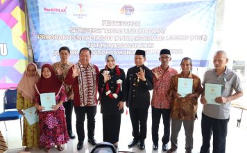 Bupati Ikfina Serahkan 300 Sertikan PTSL ke Warga Desa Mojoranu