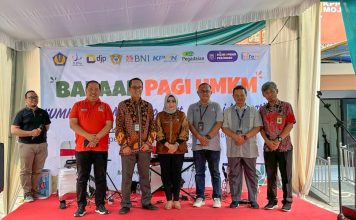 BNI Dukung Pengembangan UMKM Lewat Bazar dan Workshop Event KPPN Mojokerto Kepala KPPN Mojokerto Junaedi bersama pihak-pihak yang turut mendukung kegiatan Bazar dan Warokshop UMKM antara lain Kepala BNI Cabang Mojokerto Eko Indyartono dan Kepala Diskopukmperindag Kota Mojokerto, Ani Wijaya.