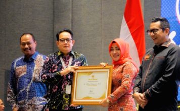 Bupati Mojokerto Ikfina Raih Penghargaan Pemerintah Peduli Olahraga KONI Jatim Award 2023