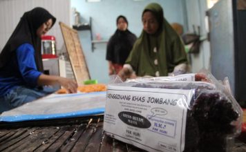 Menilik Produksi Kudapan Rengginang Khas Jombang yang Gurih