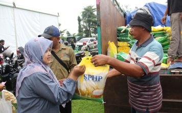 Pemkab Jombang saat melakukan operasi pasar