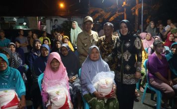Warga Terdampak Banjir di Lima Desa Terima Bansos Beras Pemkab Mojokerto