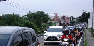 Kendaraan arus balik melintas di jembatan Kayen, Kabupaten Jombang, Minggu (14/4/2024). IM.com/red/