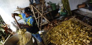 Warga mengangkat ketupat di usaha rumahan Dusun Ngambek, Desa Ngumpul, Kecamatan Jogoroto, Kabupaten Jombang, Jawa Timur, Senin (15/4/2024). IM.com/red/