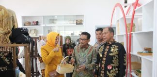 Pj Bupati Jombang Sugiat (kanan), Ketua DPRD Masud Zuremi dan Ketua TP PKK, Yayuk Dwi Irawati (kiri) melihat produk UMKM saat peresmian gedung Dekranasda Jombang, Kamis (4/4/2024)./Karimatul Maslahah/