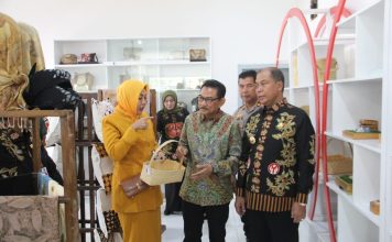 Pj Bupati Jombang Sugiat (kanan), Ketua DPRD Masud Zuremi dan Ketua TP PKK, Yayuk Dwi Irawati (kiri) melihat produk UMKM saat peresmian gedung Dekranasda Jombang, Kamis (4/4/2024)./Karimatul Maslahah/