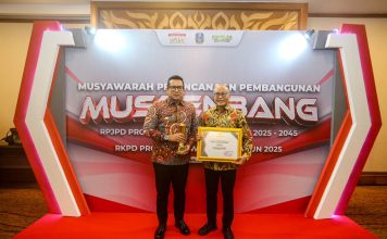Pj Wali Kota Mojokerto M Ali Kuncoro (kiri) menerima penghargaan PPD Kota terbaik II Jawa Timur. Dok