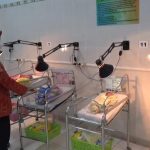 Perawat saat melakukan pemeriksaan kepada bayi di RSUD Jombang, Kamis (4/4/2024). InilahMojokerto.com/Karimatul Maslahah/