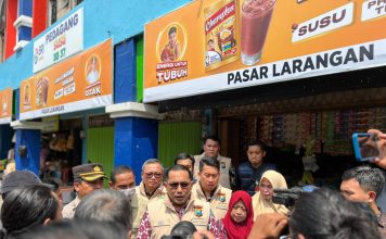 Tim Satgas Pangan Direktorat Reserse Kriminal Khusus (Ditreskrimsus) Polda Jatim menggelar sidak di Pasar Larangan Sidoarjo, Jumat (5/42024).