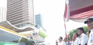 Pj Gubernur Jatim, Adhy Karyono usai memberangkatkan armada bus mudik gratis 2024 di depan kantor Dinas Perhubungan, Minggu (7/4/2024).