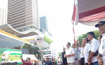 Pj Gubernur Jatim, Adhy Karyono usai memberangkatkan armada bus mudik gratis 2024 di depan kantor Dinas Perhubungan, Minggu (7/4/2024).