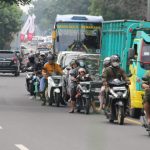 Kondisi lalu lintas yang sedang macet di jalan arteri Bandarkedungmulyo, Jombang, Senin (8/4/2024). Inilahmojokerto.com/Karimatul Maslahah/