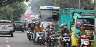 Kondisi lalu lintas yang sedang macet di jalan arteri Bandarkedungmulyo, Jombang, Senin (8/4/2024). Inilahmojokerto.com/Karimatul Maslahah/