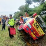 Truk muat minyak goreng terguling di tol Waru Sidoarjo. IM.com/Addy/