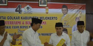 Muhammad Albarra (kedua kanan) menerima surat tugas dari Partai Golkar. IM.com/Uyo/