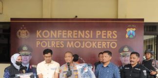 Rilis pelaku pembuangan bayi di Polres Mojokerto, Selasa (9/4/2024). IM.com/uyo/