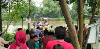 Pengguna jasa perahu tambangan, Kamis (11/4/2024). IM.com/Karimatul Maslahah/