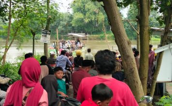 Pengguna jasa perahu tambangan, Kamis (11/4/2024). IM.com/Karimatul Maslahah/