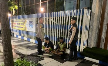 Pelaku pencurian kabel optik Telkomsel di Surabaya.