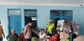 Foto : Sopir saat mengantre tes urine di terminal Kepuhsari, Jombang. Sabtu (13/4/2024)./Karimatul Maslahah/